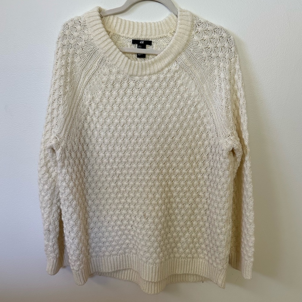 H&M cream long sleeve sweater. Size S